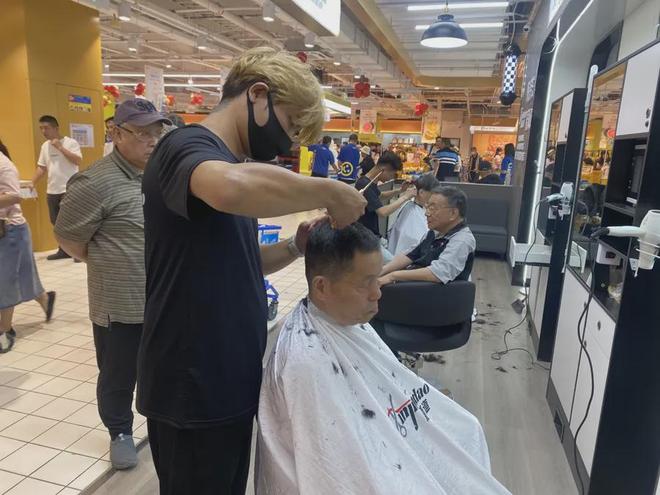 老牌超市”也回来了！老店新开亮点有哪些？爱游戏平台上海多家超市焕新开业市中心“(图7)