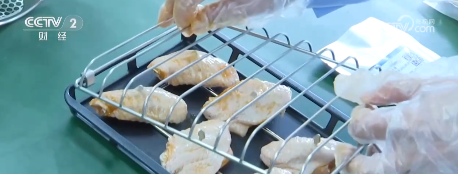 乾坤” 做蛋糕、烤肉排……太空大餐香喷喷爱游戏app世界首创“太空炉子”内藏“大(图6)