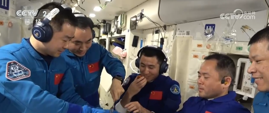 乾坤” 做蛋糕、烤肉排……太空大餐香喷喷爱游戏app世界首创“太空炉子”内藏“大(图8)